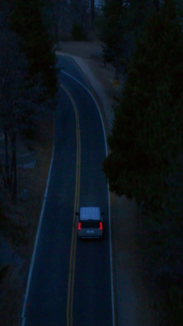 Der Kia PV5 Passenger fährt ruhig und gleichmäßig – bei unterschiedlichsten Fahrbedingungen.